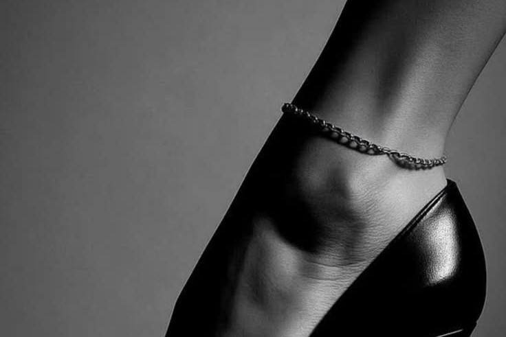 鞋底下的溫柔：從精神分析看 BDSM 與戀物，一場解救內在小孩的秘密儀式
