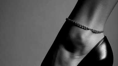 鞋底下的溫柔：從精神分析看 BDSM 與戀物，一場解救內在小孩的秘密儀式