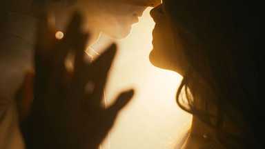 感官的親密密碼：從氣味與衣物，看見深層的「融合幻想」