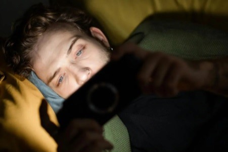 下班只想滑手機，上班族３Ｃ沉迷背後的情緒與壓力 