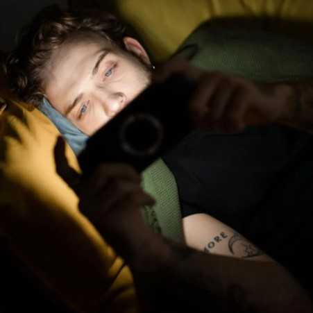 下班只想滑手機,上班族3C沉迷背後的情緒與壓力