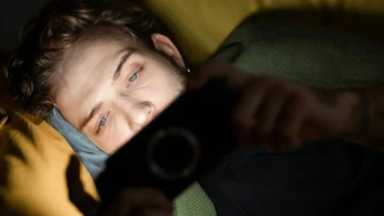 下班只想滑手機，上班族３Ｃ沉迷背後的情緒與壓力 