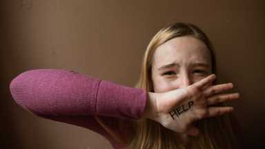 《她和她的她》：與性暴力創傷同活，看見受害者療癒的可能 