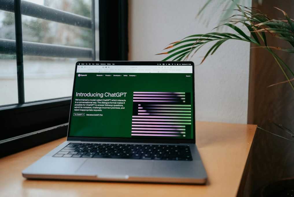 談人際關係的親近感 ━ 為什麼我們除了完美的 ChatGPT,還需要 「Monday」語音助理?