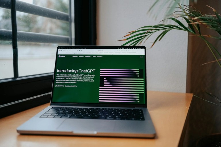 談人際關係的親近感 ━ 為什麼我們除了完美的 ChatGPT，還需要 「Monday」語音助理？ 