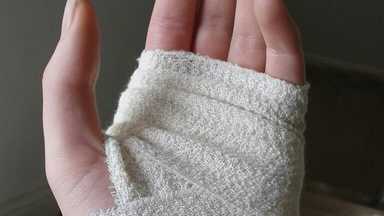 自殘成為她逃生的出口，流血反倒才是解脫…心理師從小說《初戀》談日本的房思琪們