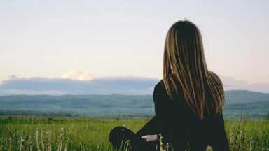 當你孤單，你會想起誰  