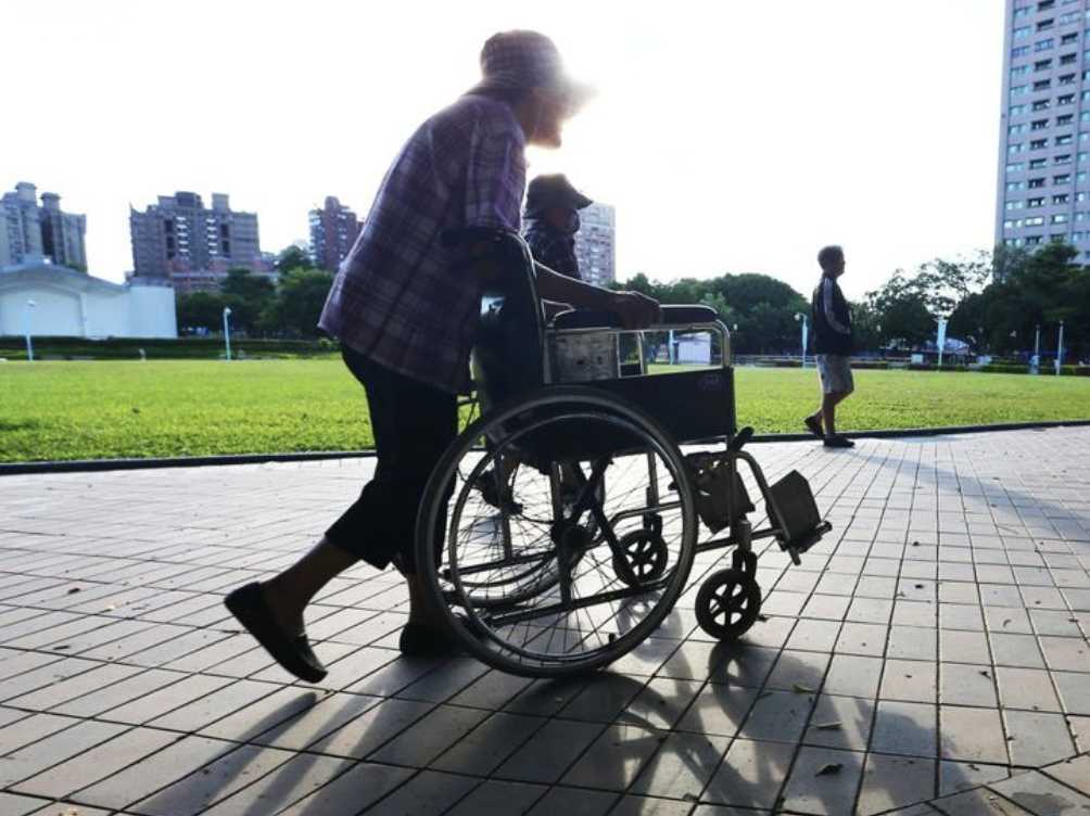 長照家庭照顧者的兩難：檢測照顧者的壓力指數