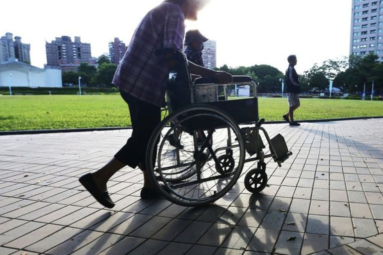 長照家庭照顧者的兩難：檢測照顧者的壓力指數