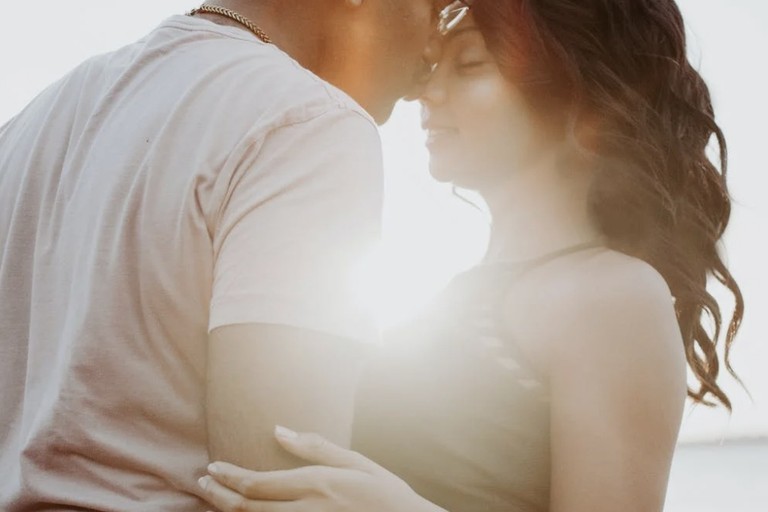 我們不只是親吻-愛侶間增加情趣的5個性愛親親遊戲(Sexual Kissing Game)