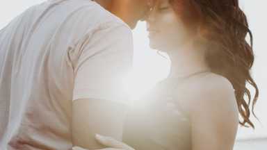 我們不只是親吻-愛侶間增加情趣的5個性愛親親遊戲(Sexual Kissing Game)